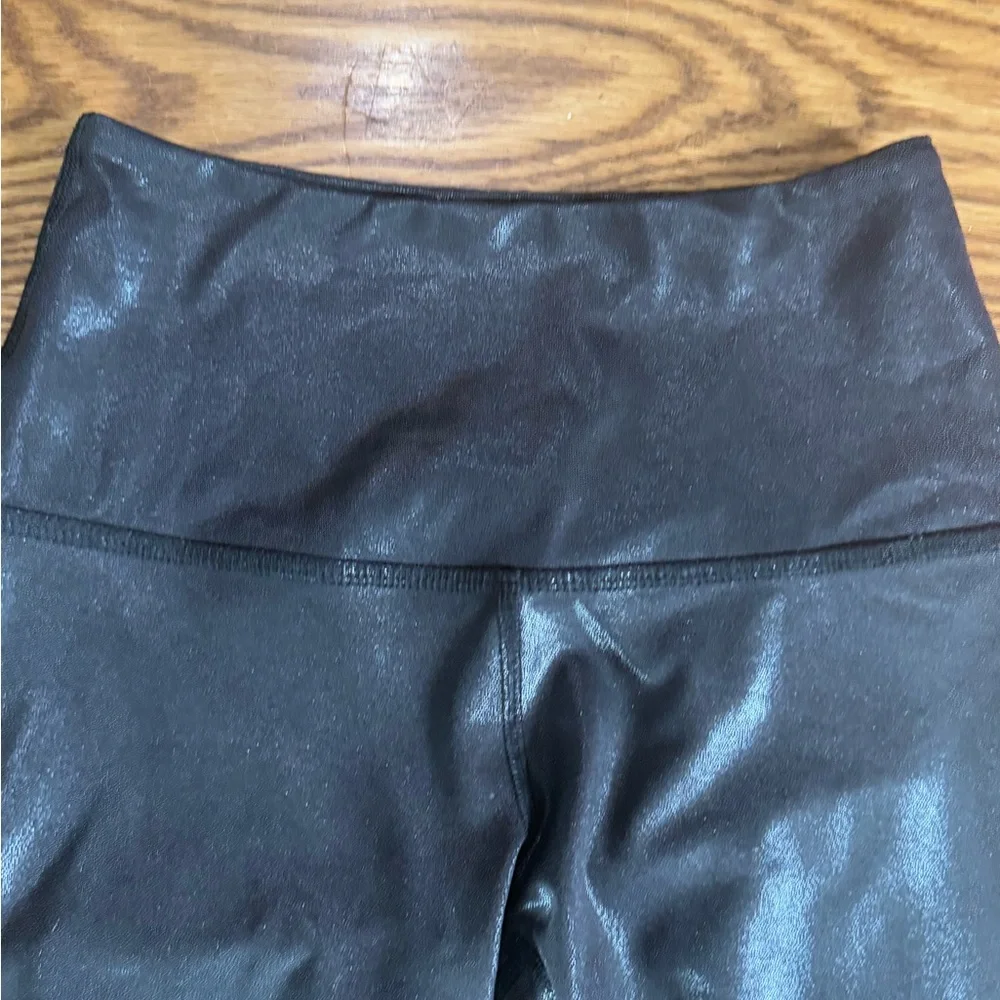 Beyond Yoga. Heather Rib Black Shine High Waisted Midi Legging. Black Shine. XS. - Picture 6 of 8